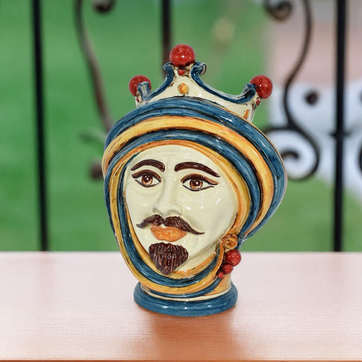 Testa di Moro uomo dal viso chiaro h 30 cm, blu e arancio, con baffi e corona con perle rosse