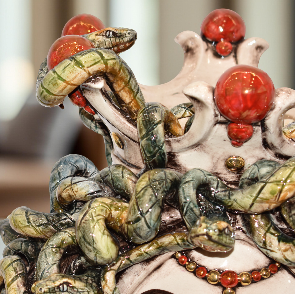 Kopf Medusa H 38, Perlmutt Gold und Lüster, Ceramiche di Caltagirone Sofia