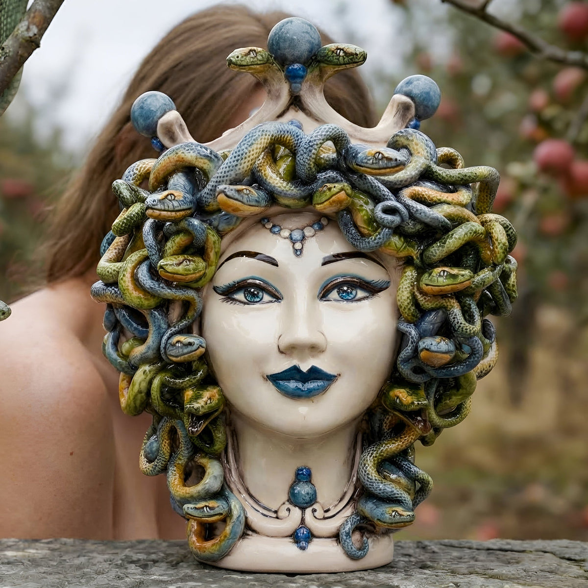 Medusa-Kopf, antikes Perlmutt, blaue Perlen, Schlangenhaar. Sizilianische Keramik aus Caltagirone, Sofia