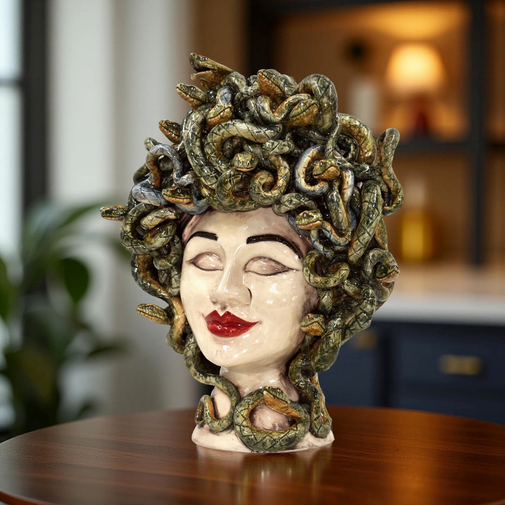 Testa Medusa Sognia h 40 cm a occhi chiusi, labbra rosse e serpenti attorno al collo