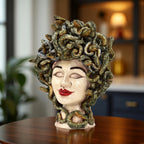 Testa Medusa Sognia h 40 cm a occhi chiusi, labbra rosse e serpenti attorno al collo