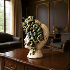 Profilo della Testa Medusa Sognia h 40 cm con capigliatura di serpenti, su un mobile in legno