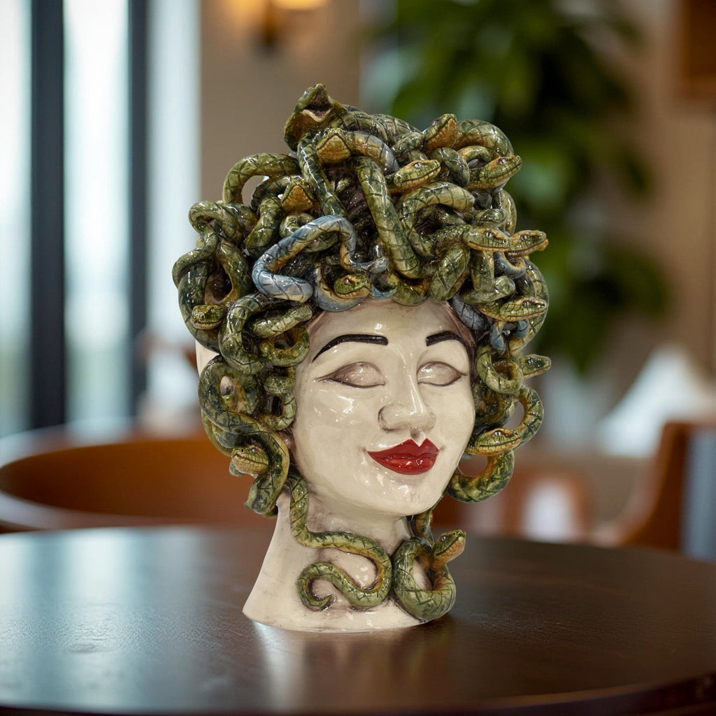 Testa Medusa Sognia h 40 cm a occhi chiusi, vista frontale in un interno