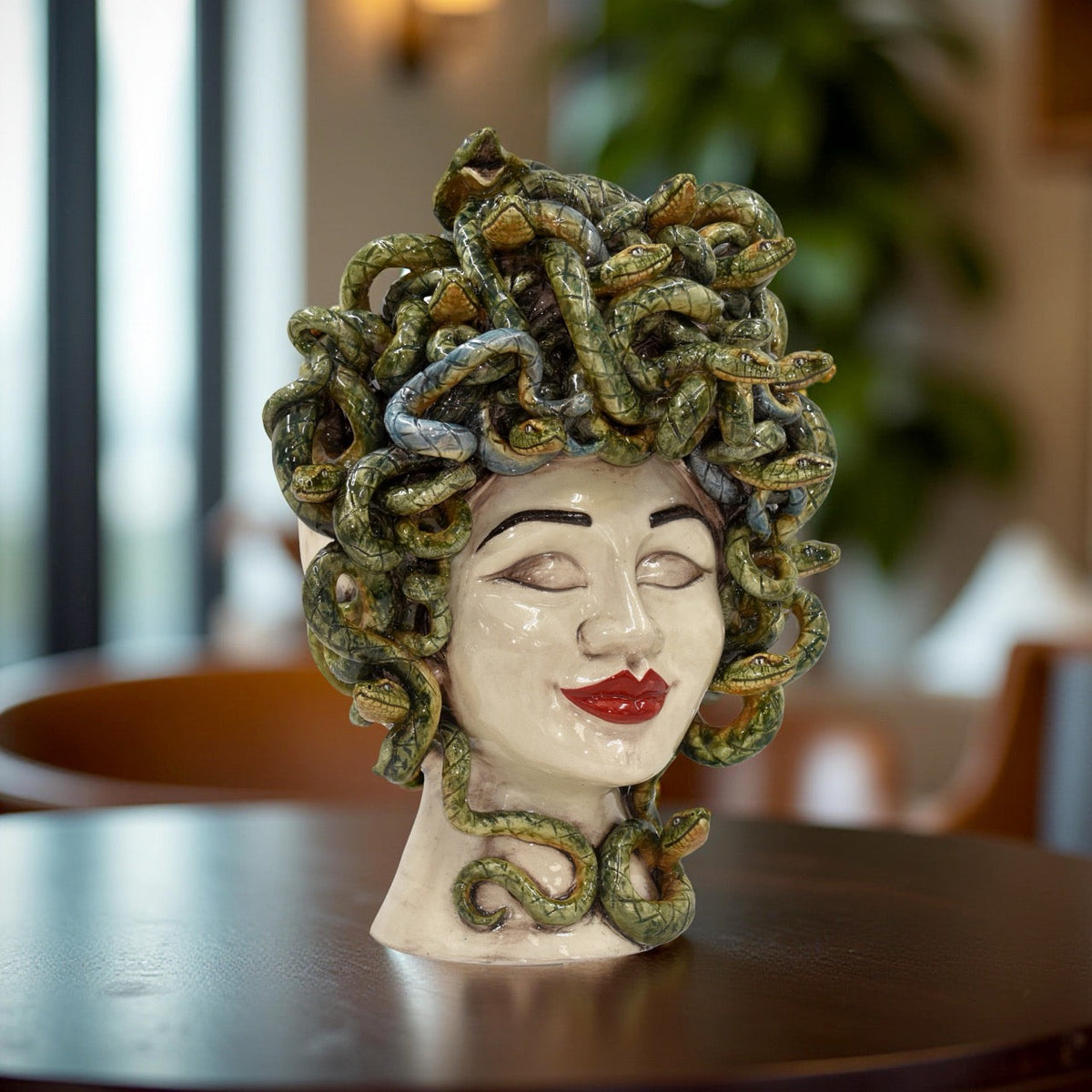 Testa Medusa Sognia h 40 cm a occhi chiusi, vista frontale in un interno