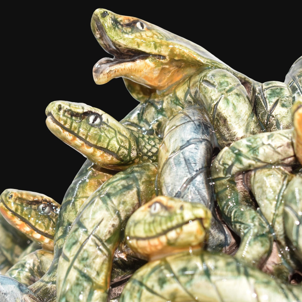 Dettaglio dei serpenti della Testa Medusa Sognia, modellati uno a uno e smaltati in verde