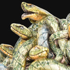 Dettaglio dei serpenti della Testa Medusa Sognia, modellati uno a uno e smaltati in verde
